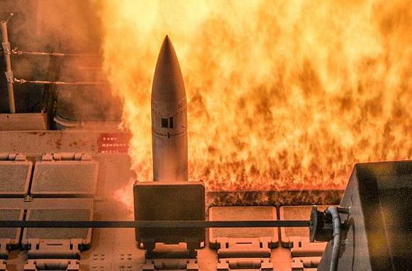Выход зенитной ракеты Standard Missile 2 из носовой пусковой установки американского эсминца  USS William P. Lawrence (DDG 110), фото сделано 10 ноября в Тихом океане.