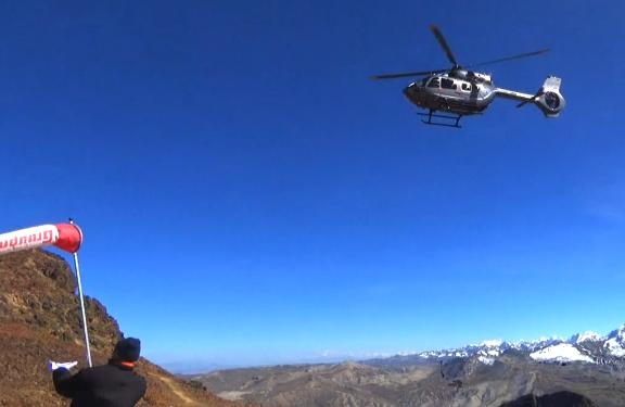 Вертолет H145 в горах Боливии над отметкой 6200 м.