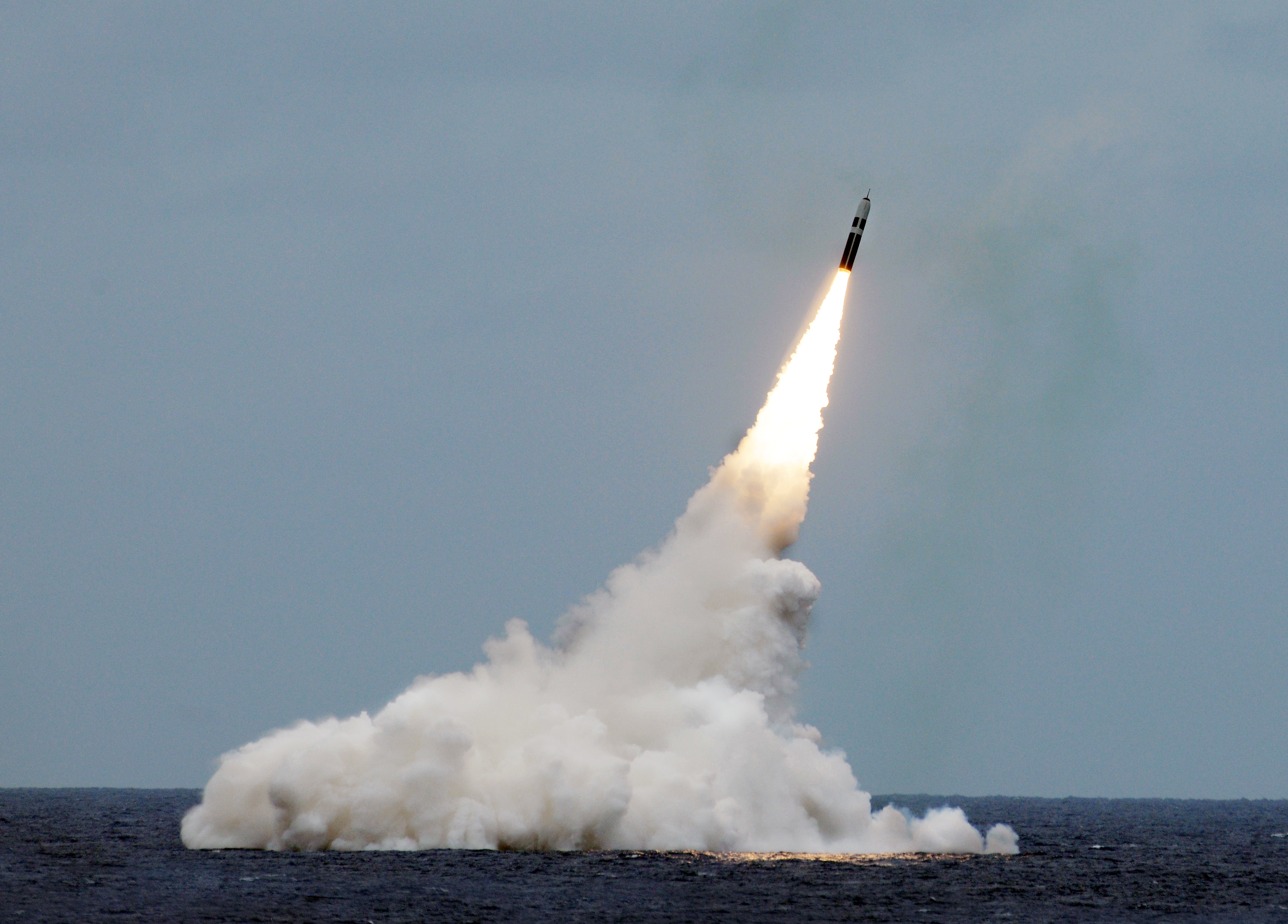 Пуск МБР морского базирования Trident II D5 с борта стратегической подводной лодки USS Maryland (SSBN 738), типа Ohio, фото сделано 31 августа 2016 года в Атлантическом океане. Это был 161-й подряд успешный пуск ракет Trident II D5