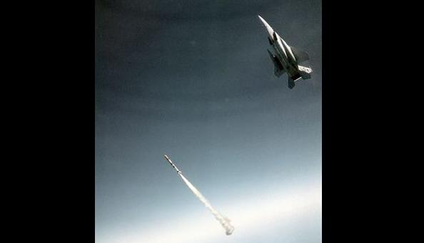 Первый в мире перехват спутника с истребителя: 13 сентября 1985 года F-15A специальной конфигурации под управлением майора Wilbert D. “Doug” Pearson, взлетевший с авиабазы  Edwards, достиг высоты 38000 футов и произвел пуск противоспутниковой ракеты  ASM-135A Vought, миниатюрный кинетический перехватчик которой поразил  находившийся на орбите спутник Solwind P78-1 , и это случилось задолго до начала 1990-х…