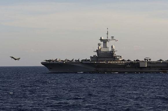 Полеты палубной авиации французского авианосца FS Charles de Gaulle (R 91) в восточной части Средиземного моря, фото сделано 25 октября 2016 года с борта входящего в состав АУГ Charles de Gaulle американского эсминца USS Ross (DDG 71)