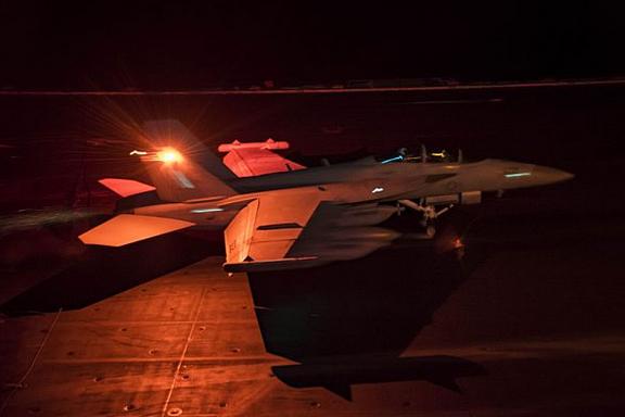 Ночная посадка E/A-18G Growler 130-й эскадрильи РЭП на палубу авианосца USS Dwight D. Eisenhower (CVN 69), фото сделано 21 ноября 2016 года в Аравийском заливе