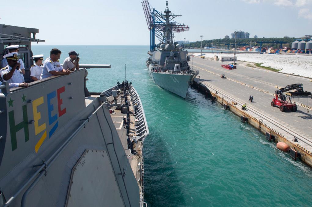 Американский ракетный эсминец USS Hue City (CG 66), участвующий в учении Sea Breeze 2017, швартуется к причалу Одессы, у которого уже стоит эсминец USS Carney (DDG 64), фото сделано 10 июля 2017 года