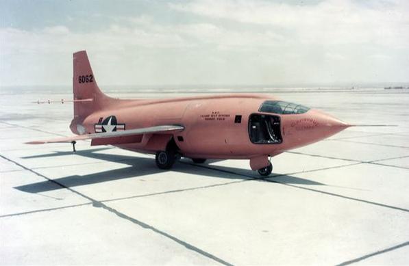 29 августа 1947 года летчик-испытатель капитан Chuck Yeager выполнил 1-й полет на оснащенном двигателем экспериментальном самолете  Bell X-1, разогнав компактный оранжевый летательный аппарат до скорости 0,85М, фото сделано на авиабазе Edwards