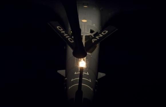 Ночная дозаправка B-1B Lancer (ВС США, Южной Кореи и силы самообороны Японии провели 1-й совместный ночной патрулированный учебный полет над акваториями Японского и Восточно-Китайского морей), фото сделано 10 октября 2017 года
