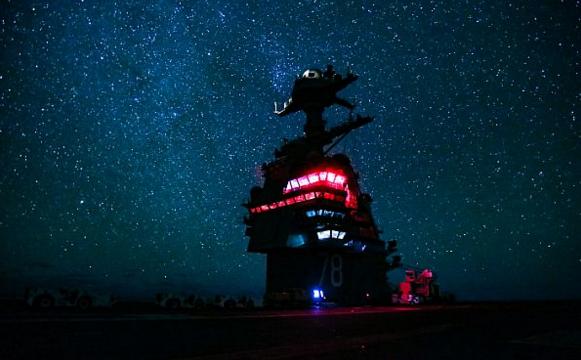 Головной американский атомный авианосец нового поколения USS Gerald R. Ford  (CVN 78) продолжает находиться в море, реализуя программу флотских испытаний и оценок, фото сделано ночью 13 декабря 2017 года в Атлантическом океане