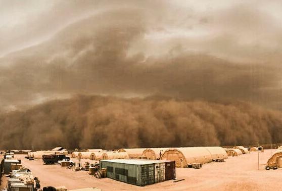 Песочный шторм на африканской авиабазе 201 ВВС США в Нигере, фото сделано 24 июня 2018 года (за предыдущие 2 недели авиабаза подверглась ударам 4-х таких штормов