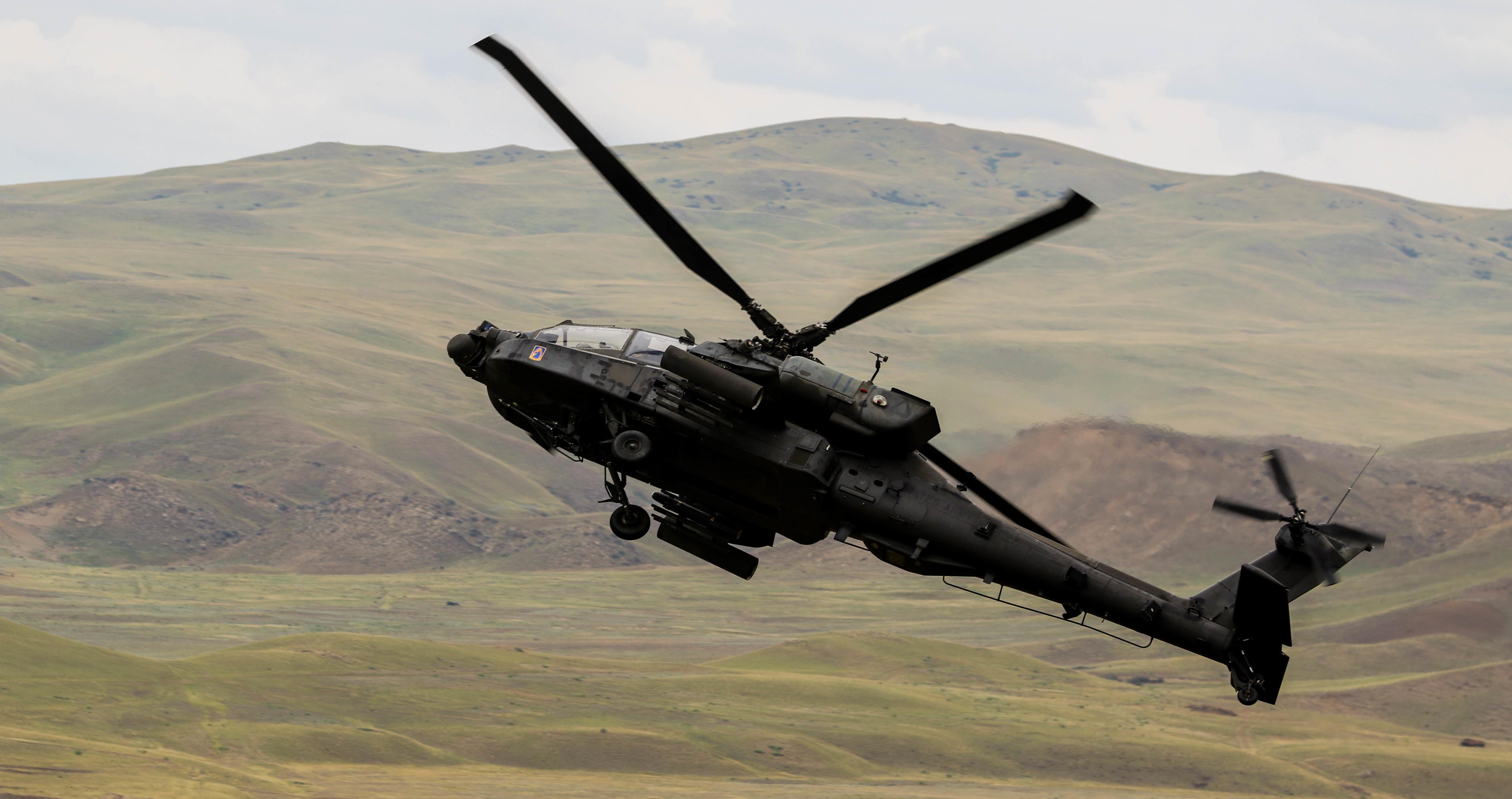 Американский ударный вертолет AH-64 Apache над учебным полигоном Vaziani, Грузия, в ходе многонационального учения  Noble Partner 18, фото сделано 15 августа 2018 года