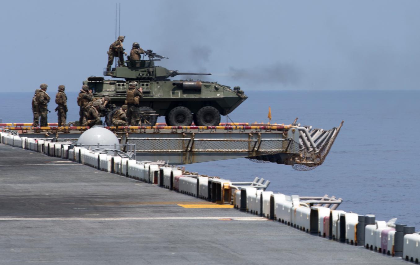 Боевая позиция легкой боевой машины КМП США на летной палубе универсального десантного корабля USS Wasp (LHD 1) при его обороне, фото сделано 27 сентября 2018 года в  Южно-Китайском море