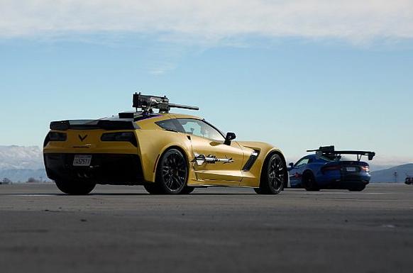 Новое секретное оружие Пентагона: многофункциональные антитеррористические тачанки-перехватчики Dodge Viper ACR и  Chevrolet Corvette Z06 («отвоюй против ИГИЛ 3 месяца – забери машину»), фото сделано 11 января 2016 года на станции морской авиации  Fallon, шт. Невада, на съемках одного из выпусков Top Gear