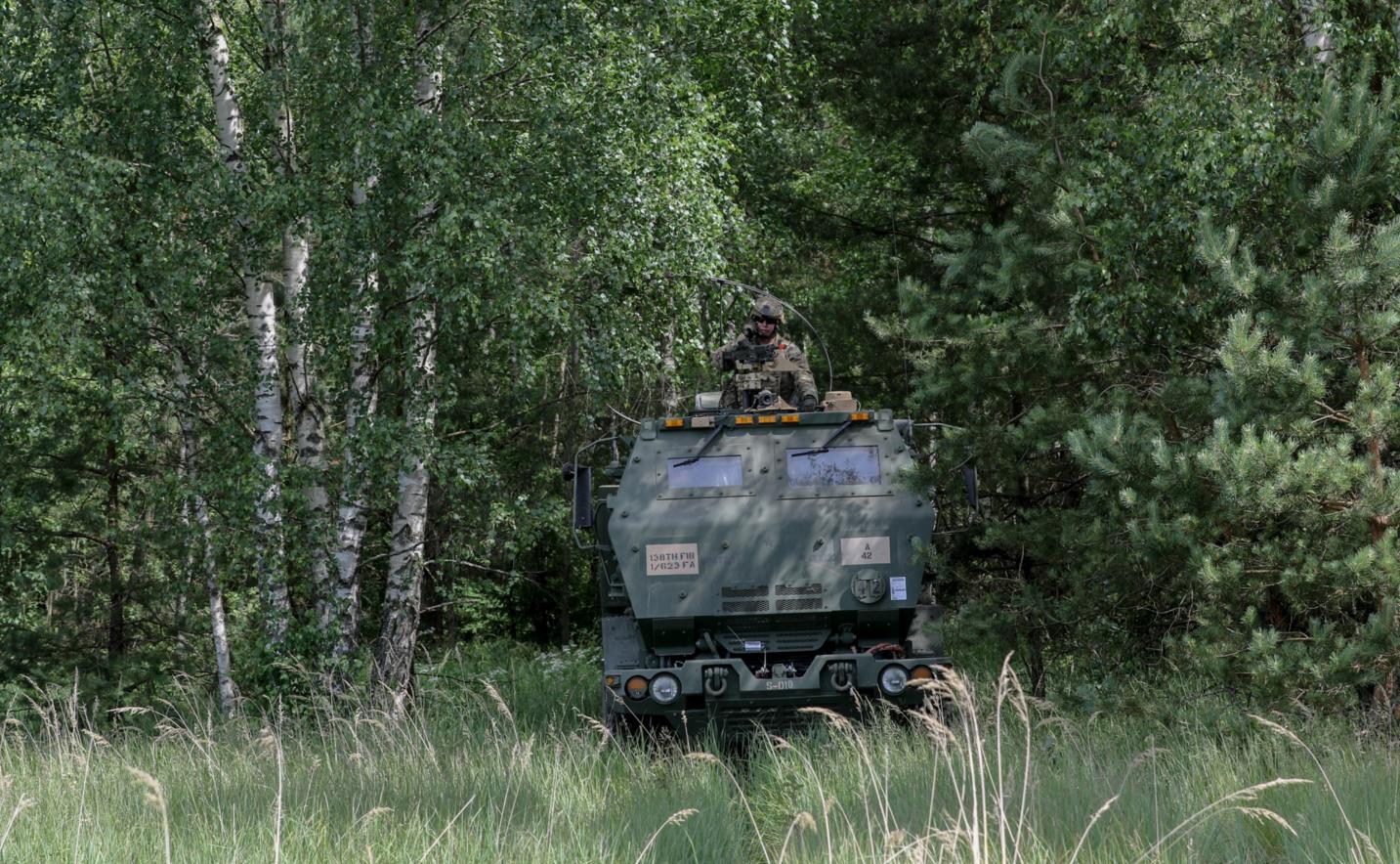 Пусковая установка HIMARS (High Mobility Artillery Rocket System) 1-го батальона 623-го полка полевой артиллерии Армии Национальной гвардии Кентукки в засаде в литовском лесу в районе Kazlu Ruda, фото сделано 10 июня 2018 года в период учения Saber Strike 18