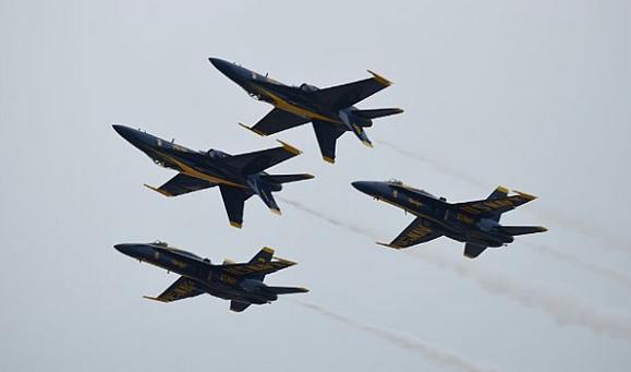 Демонстрационно-пилотажная группа ВМС США Blue Angels выступила на авиашоу на станции морской авиации Key West, шт. Флорида: групповой маневр Double Farvel, фото сделано 3 апреля 2016 года.