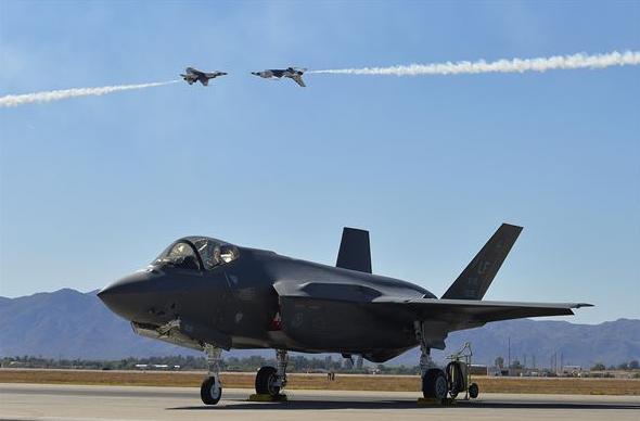 Демонстрационно-пилотажная группа ВВС  США Thunderbirds на своих F-16 3 апреля 2016 года выступила на авиабазе Luke, шт. Аризона, маневр «knife-edge pass»