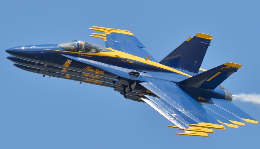 Демонстрационно-пилотажная группа ВМС  США  Blue Angels на своих F-18 9 апреля 2016 года выступила на станции морской авиации Kingsville, шт. Техас, 4-ка выполняет маневр «echelon parade turn”. Этот сезон является 70-м в истории Blue Angels, в течение его они выполнят 66 презентаций на 34-х различных базах