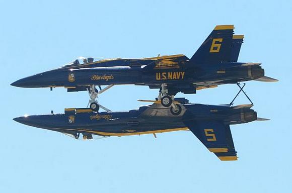 Демонстрационно-пилотажная группа ВМС  США  Blue Angels на своих F-18 22 апреля 2016 года выступила на объединенной авиабазе Резерва Fort Worth, шт. Техас.  Всему этому они обучаются за полгода, и в их составе нет ни одного Героя Америки. Этот сезон является 70-м в истории Blue Angels, в течение его они выполнят 66 презентаций на 34-х различных базах