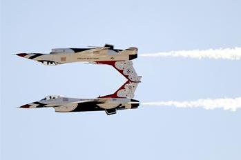 Демонстрационно-пилотажная группа ВВС  США Thunderbirds на своих F-16 16  апреля 2016 года выступила на аэродроме  March Field, шт. Калифорния