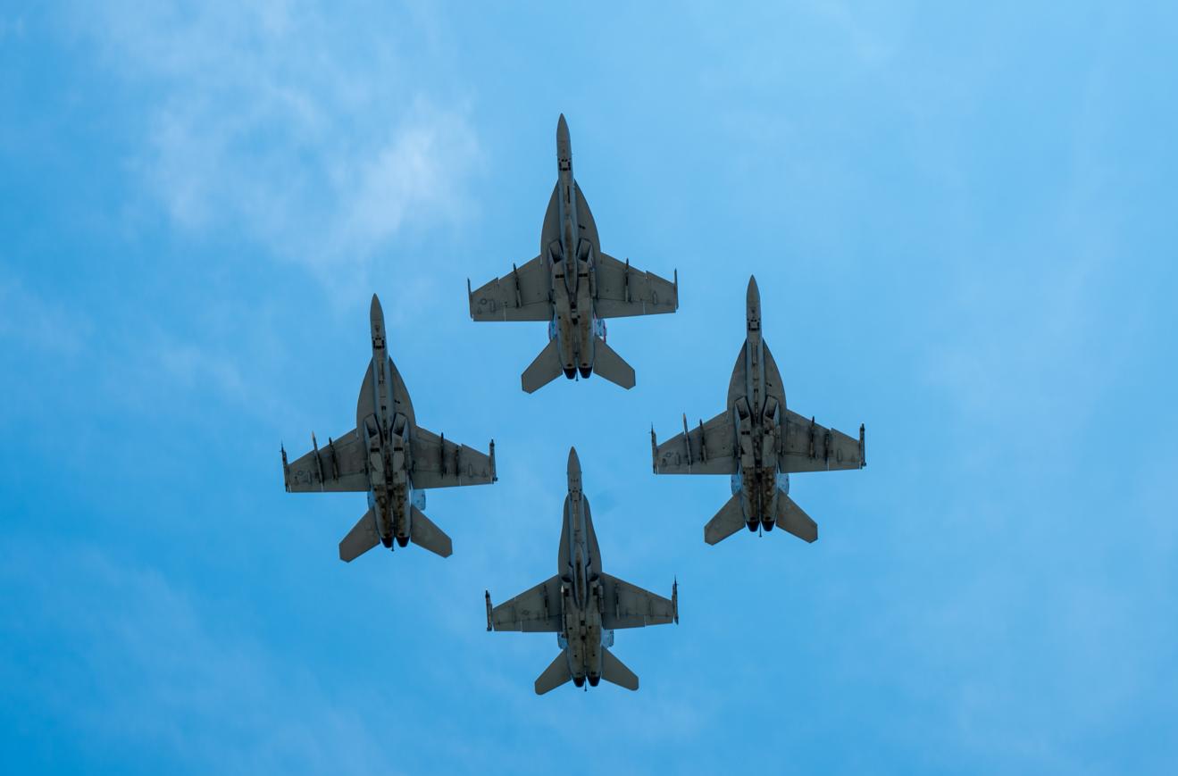 Ни одному Герою Р. из «витязей» и «соколов» такое и не снилось, что делают простые строевые трудяги 4-й авианосной ударной группы ВМС США на строевых палубных F/A-18 Super Hornet, фото сделано 7 июня 2018 года над Virginia Beach, шт. Вирджиния