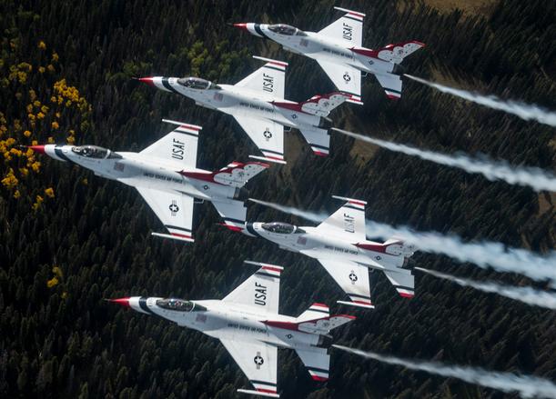 Thunderbirds на своих F-16 покорили весь Теннесси, фото сделано 27 сентября 2015 года в Millington