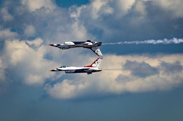 Демонстрационно-пилотажная группа ВВС США Thunderbirds представила фото своего выступления 19 сентября на авиабазе Andrews, шт. Мэриленд