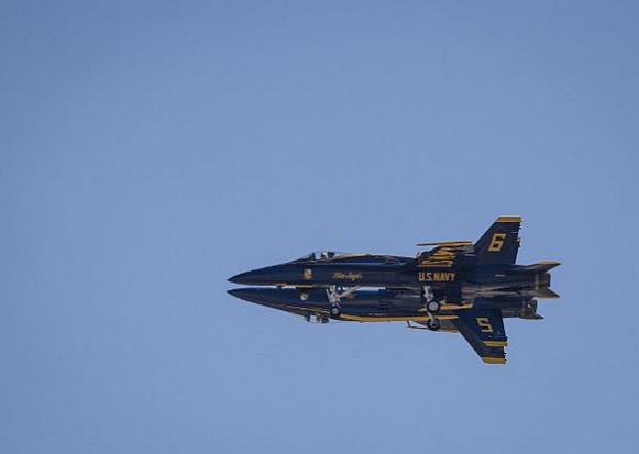 Ювелирная точность  от пары F-18 пилотажно-демонстрационной группы ВМС США   Blue Angels, фото сделано 24 сентября 2016 года на авиационной станции КМП США Miramar, шт. Калифорния