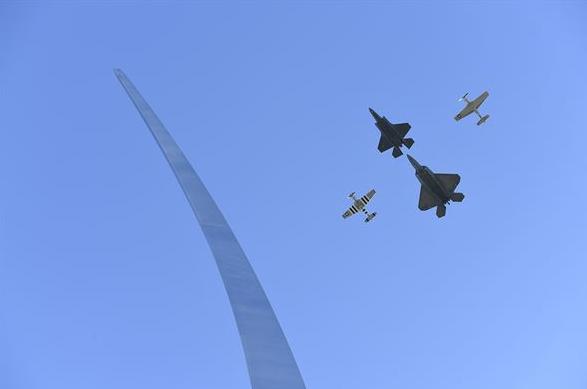 Демонстрационный полет в честь 10-летия монумента ВВС США на Арлингтонском кладбище, фото сделано 14 октября 2016 года 