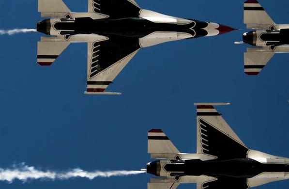 Демонстрационно-пилотажная группа ВВС США Thunderbirds, выступающая на истребителях  завершила сезон 2016 года (методика сравнения прежняя – интервалы между габаритами при съемке перпендикулярно плоскости полета), фото сделано 13 ноября 2016 года на авиабазе Nellis, шт. Невада